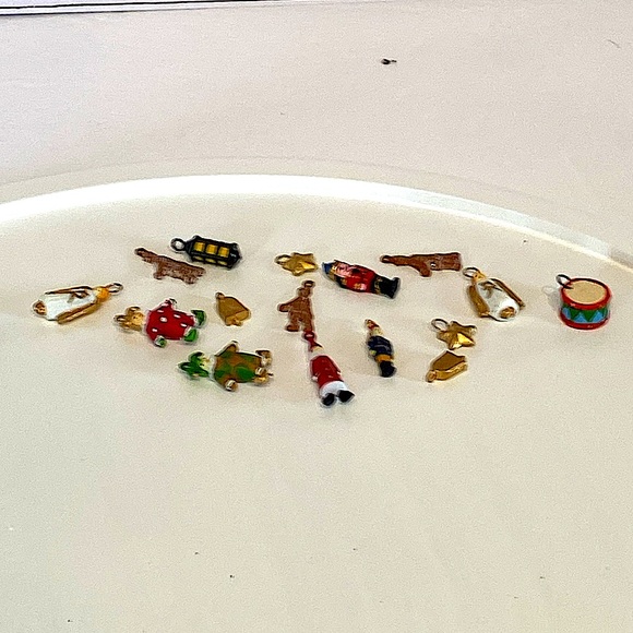 DEPARTMENT 56 - Father Christmas’s Journey - Heritage Village - Dickens Village - Picture 8 of 11